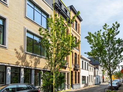 SMAAKVOL VERNIEUWDE HERENWONING MET STADSTUIN EN TERRAS