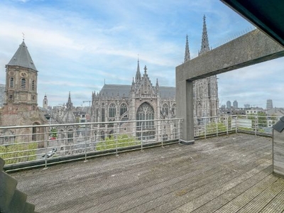 Uniek dakappartement met groot terras met zicht op Sint-Petrus en Paulusplein