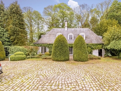 Villa met veel potentieel aan de rand van het Zoniënwoud.