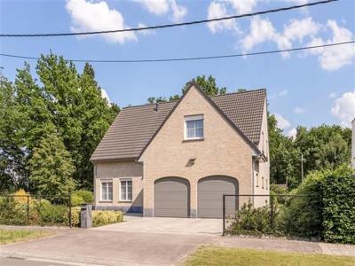 Landhuis met mooie tuin nabij centrum Puurs