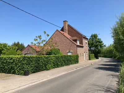 Villa met aangelegde tuin gelegen in groene omgeving