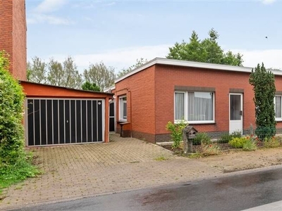 Goed gelegen te renoveren woning met garage en ruime tuin, v