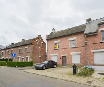 Halfopen bebouwing te huur in rustige straat