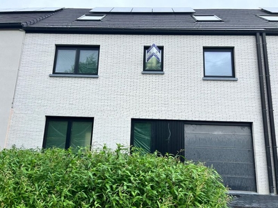 Nieuwbouw woonhuis met 4 ruime kamers