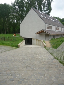 Ruime woning met gemeenschappelijke ecologische tuin.