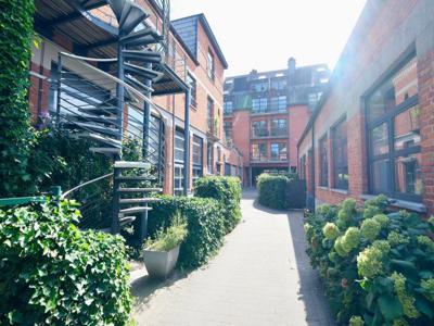 Aangename loft met parkeerplaats omgeven door groen!