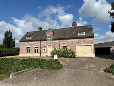 Alleenstaande woning met garage, carport en tuin!