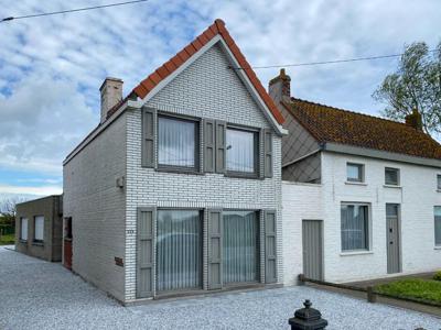 Gerenoveerde woning met 3 slaapkamers, carport en tuin.