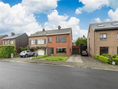 Halfopen bebouwing met 3 kamers, tuin en garage