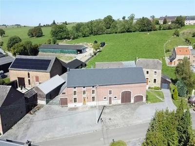 Boerderij met hoofdgebouw, stallen, schuren, bijgebouwen