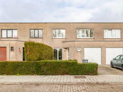 Instapklare woning in rij met garage en toffe tuin