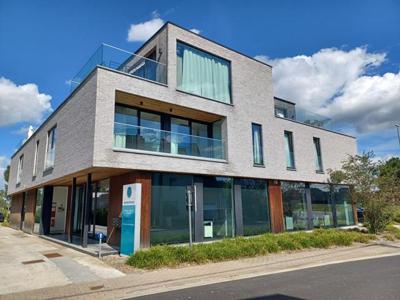 Mooi en lichtrijk appartement met 2 slpkrs en parking