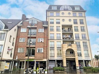 Ruim 2 slaapkamerappartement met garage op mooie locatie.