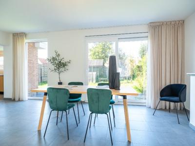 Ruime 4 slaapkamer woning, gerenoveerd van A tot Z!