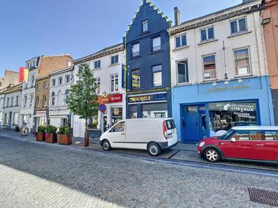 Te huur lichtrijk, gerenoveerd triplex appartement in het ce