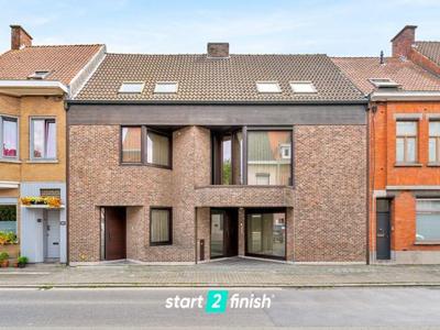 Zeer ruime architectenwoning met garages en studio's