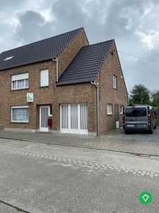 Halfopen bebouwing met 3 slaapkamers en een garage te Koeke