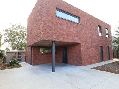 Moderne vrijstaande woning met tuin in een rustige omgeving.