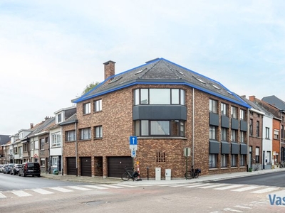 Op te frissen dakappartement met loft allures