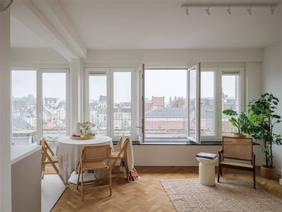 Prachtig gerenoveerde penthouse met grote terrassen aan Gent