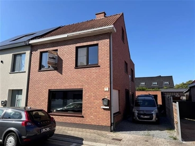 Prima gelegen ruime driegevel woning met garage en tuintje.