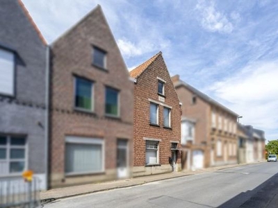 Renovatieproject met veel potentieel in het hart van Torhou