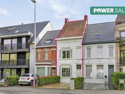 Rijwoning met tuin en garagebox te koop in Waregem