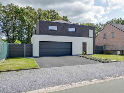 RUIME, MODERNE WONING VLAKBIJ CENTRUM OPGLABBEEK