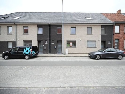 Ruime woning met 3 slaapkamers en uitweg