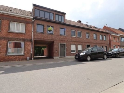 Woning met twee slaapkamers, buitenkoer en garage te huur i