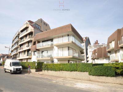 Hoekappartement met mooie zonnige terrassen in Duinbergen