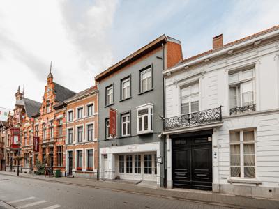 Karaktervol handelspand met bovengelegen woonst/conciërgewoning op wandelafstand van de Grote Markt.