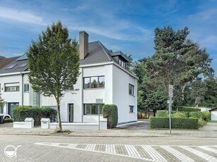 Halfopen bebouwing met 5 slaapkamers op fietsafstand van de