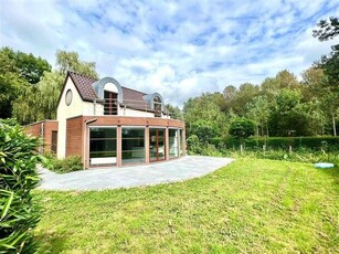 MAGNIFIEK gelegen VILLA met grote prachtige TUIN, GARAGE, en