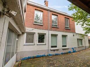 Te renoveren woning met ruim magazijn (424m²) en perceelgrond op gunstige locatie!