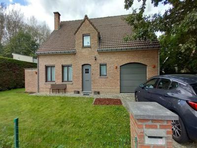 Heel fijne woonst met 3 kamers, rustig gelegen. Met garage