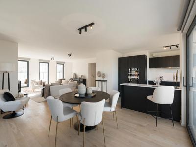 Prachtig penthouse in een klein condominium naast de NAVO