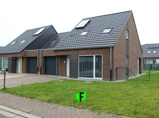 Halfopen bebouwing met 3 slpk en tuin dichtbij centrum Zott…