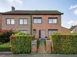 Halfopen woning met garage en 5 slaapkamers in Wommelgem!