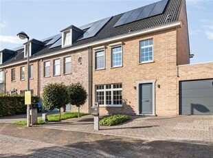 Instapklare, halfopen bebouwing met 4 slaapkamers en zwembad