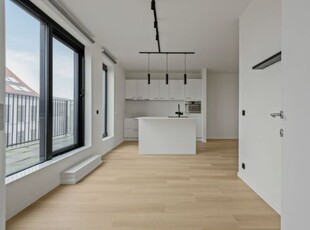 Net gerenoveerde penthouse met 4 slaapkamers en 2 badkamers