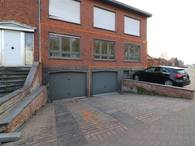 Gelijkvloers, vernieuwd, met garage, 1 slpk. nabij centrum