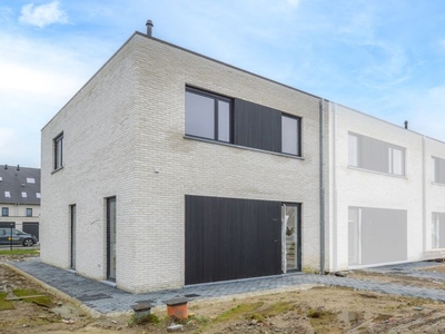 Halfopen nieuwbouwwoning in nieuwe verkaveling met tuin en