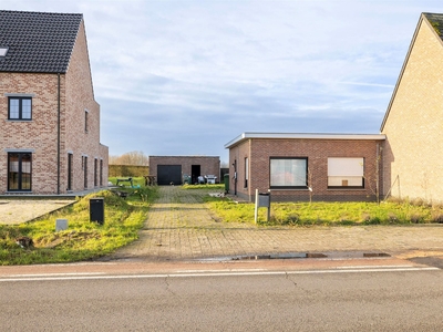 Laagbouwwoning met 1 slaapkamer en losstaande garage.