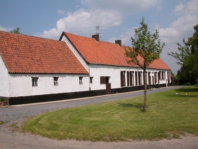 Landelijke hoeve met weides, stallingen en bijgebouw