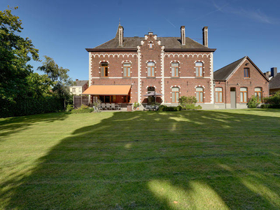 Majestueus landhuis met professionele vleugel