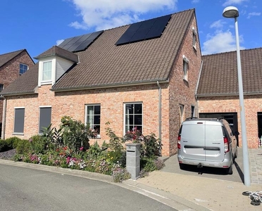 Recente energiezuinige woning met zonnepanelen. Bouwjaar 20