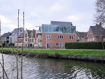 Ruim drieslaapkamerappartement op unieke locatie