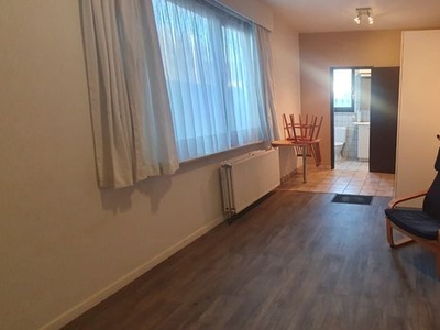 Studio (gelijkvloers) te huur (550€ + 100€)