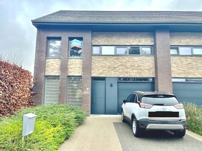 WONING MET DRIE SLAAPKAMERS, TUIN EN GARAGE